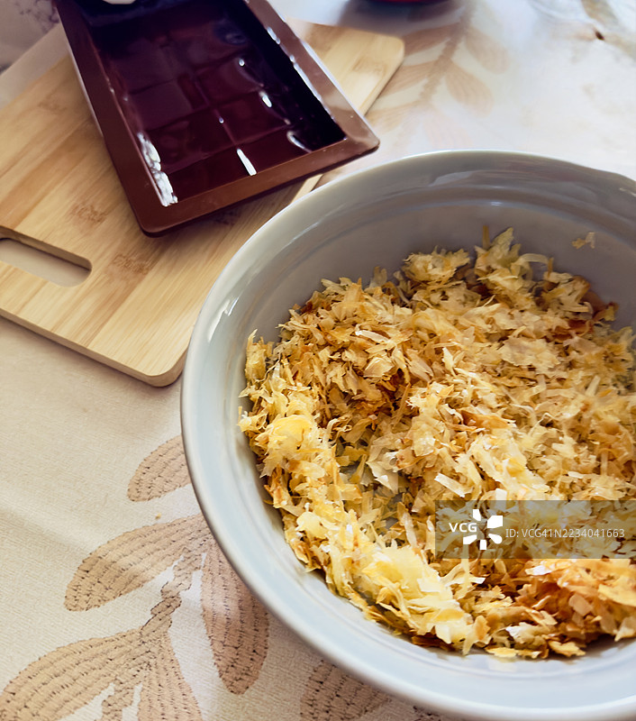 迪拜巧克力卡纳法准备与烤过的卡塔伊菲图片素材