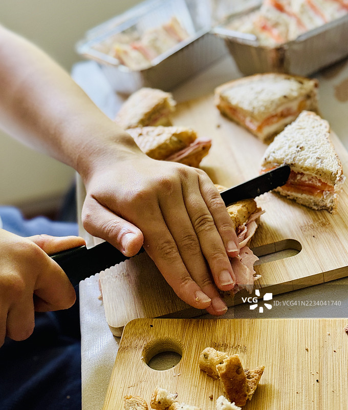 准备熏三文鱼茶三明治图片素材