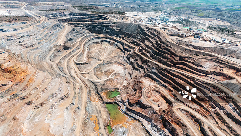 露天矿山采石场的鸟瞰图，展示了分层开采的梯田式挖掘层图片素材