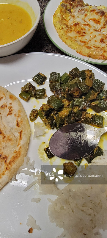孟加拉自制餐盘：米饭、煎蛋、豆汤、烤饼和秋葵图片素材