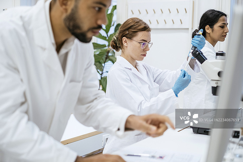 多元化的研究人员在现代大学实验室进行实验图片素材