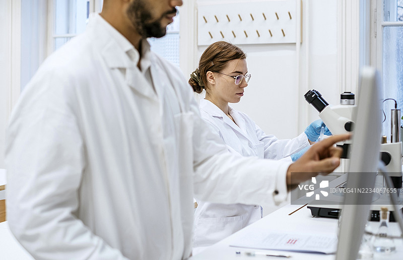 专注的STEM学生在大学实验室进行研究图片素材