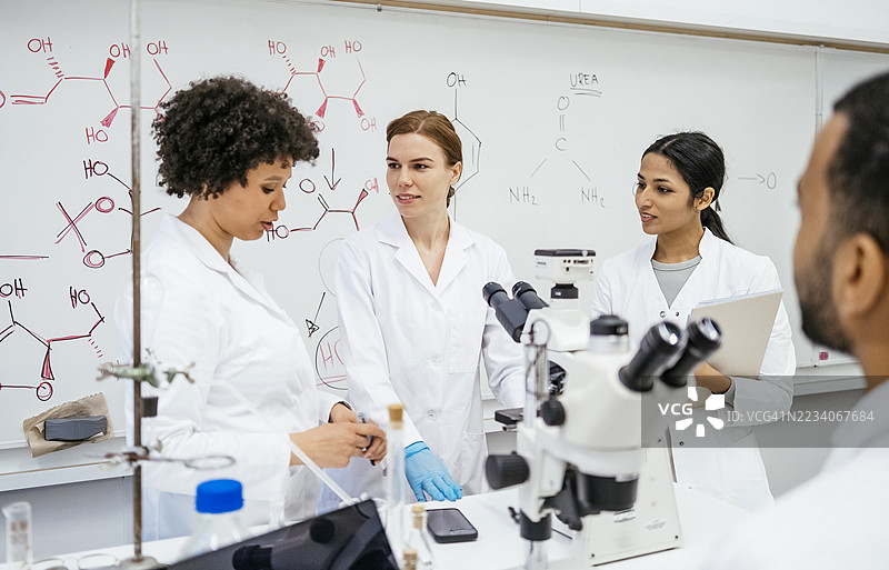 多元化女性科学家在现代实验室环境中合作研究图片素材