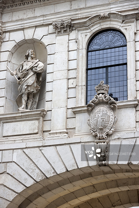 伦敦帕特诺斯特广场的查理二世国王雕塑，位于寺吧门口图片素材