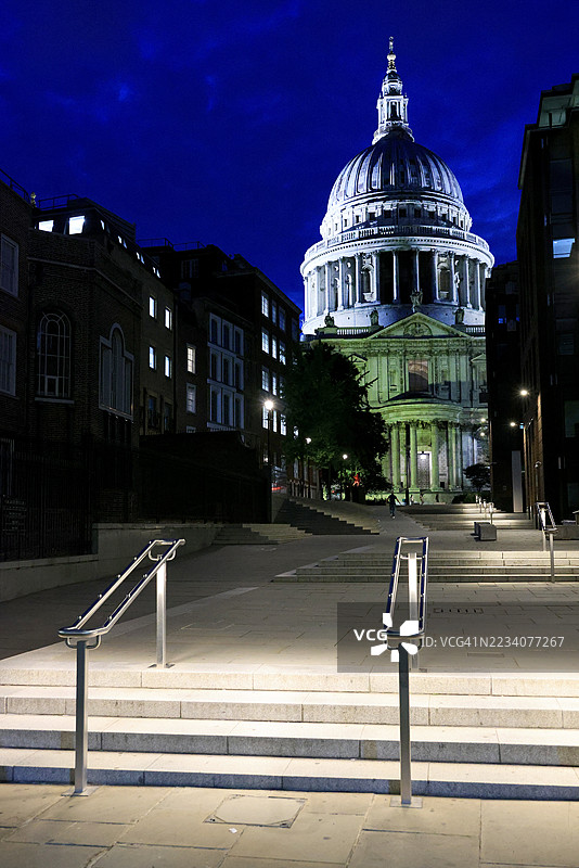 伦敦彼得山上的圣保罗大教堂黄昏时分的景色图片素材
