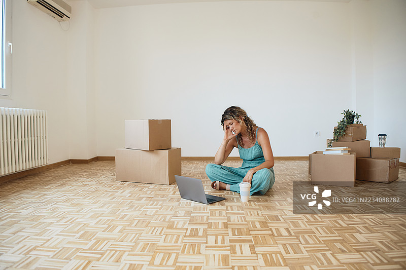 单身女性搬进新家图片素材