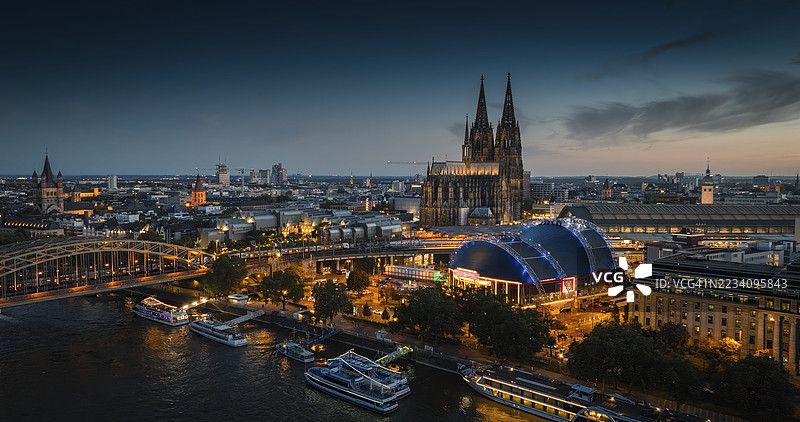 德国科隆市夜景 - 空中视角图片素材