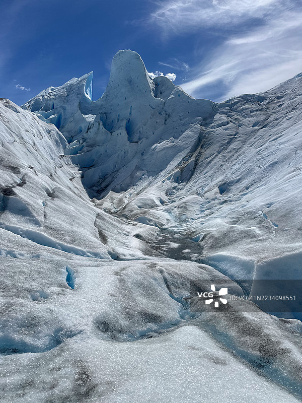 壮丽的冰川景观，展示了令人惊叹的蓝色和白色冰层图片素材