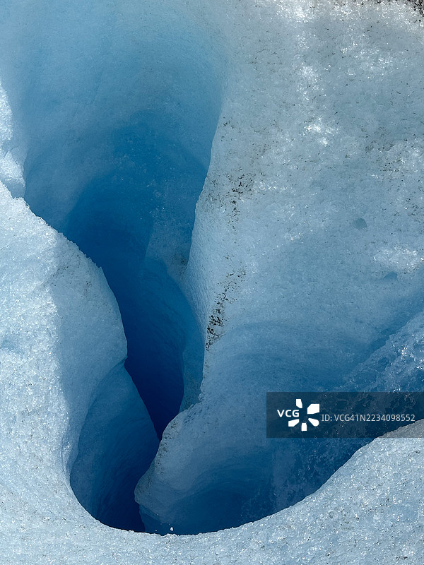 壮丽的冰川景观，展示了惊人的蓝色和白色冰层图片素材