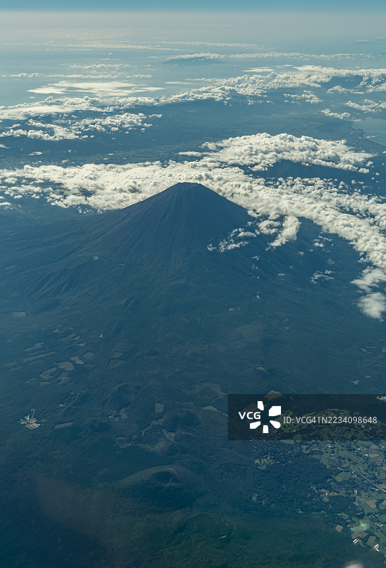 日本山梨县的富士山航拍视角图片素材