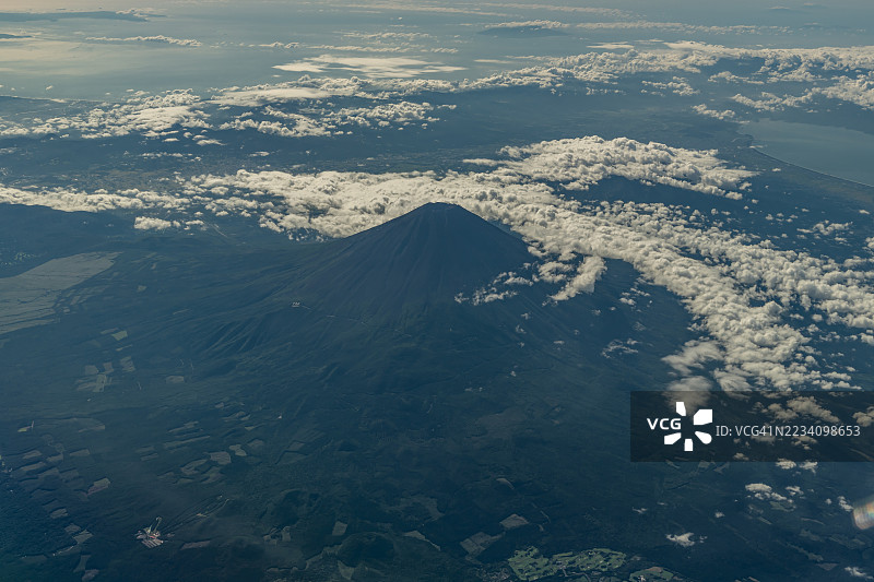 日本山梨县的富士山航拍视角图片素材