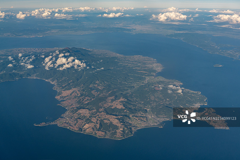 日本长崎的雲仙市和南岛原市的飞机航拍视角图片素材