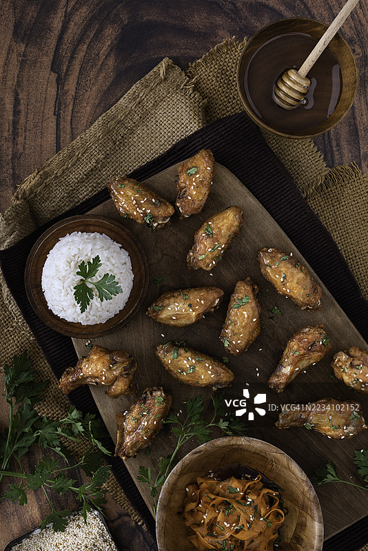 蜂蜜鸡翅在乡村背景上图片素材