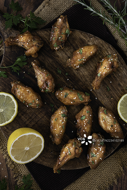 蜂蜜鸡翅在乡村背景上图片素材