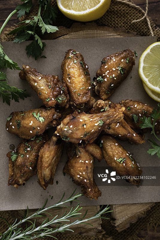 蜂蜜鸡翅在乡村背景上图片素材