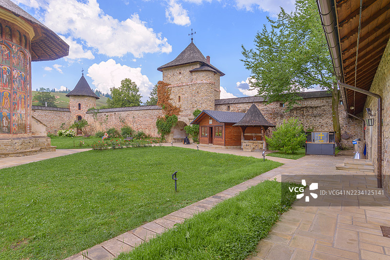 摩尔多维察修道院的庭院图片素材