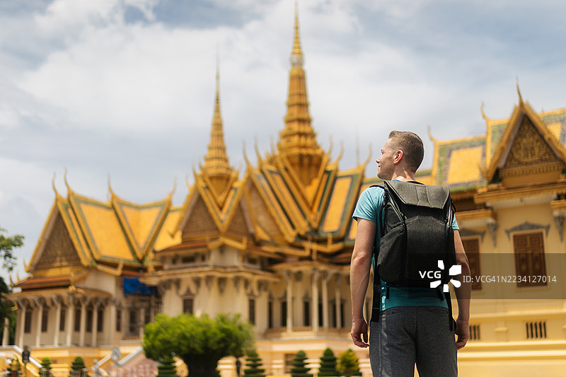 背包客在柬埔寨皇家宫殿前合影图片素材