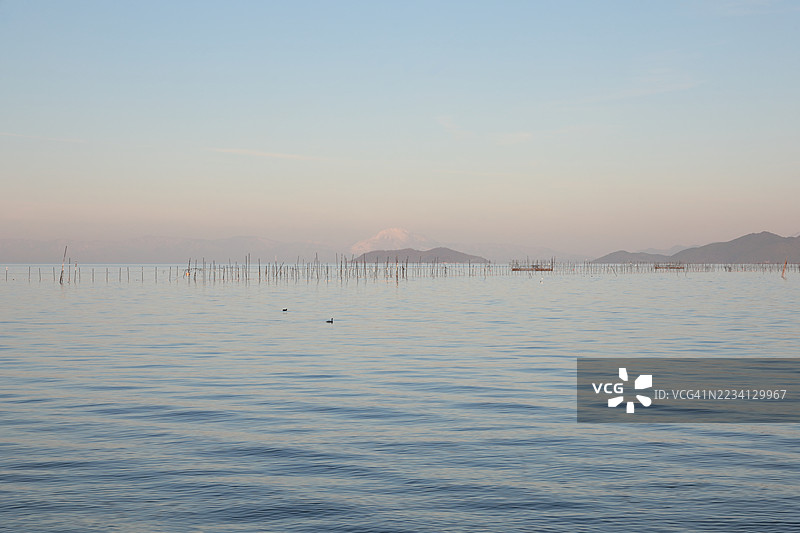 古老湖泊的黄昏，琵琶湖日落后不久图片素材