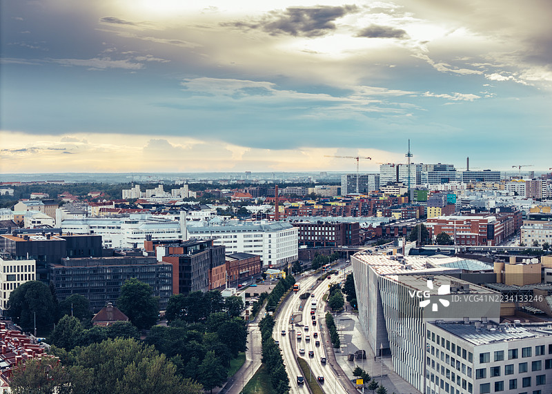 赫尔辛基索尔纳宁和帕西拉社区的雨后鸟瞰图，天空中有雷雨云。图片素材