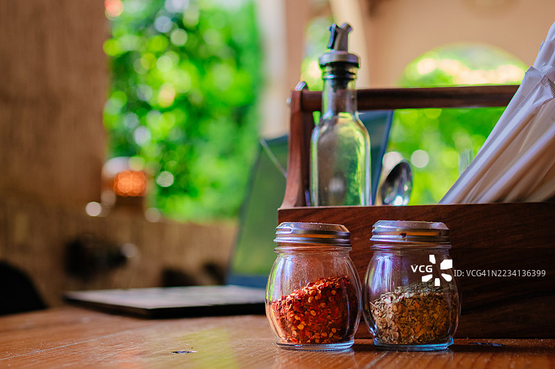 咖啡馆木桌上的调味品瓶图片素材
