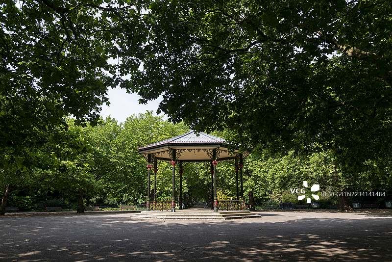 巴特西公园的乐队台景观，部分被茂密的成熟树木遮挡，营造出宁静的环境，伦敦，英国。图片素材