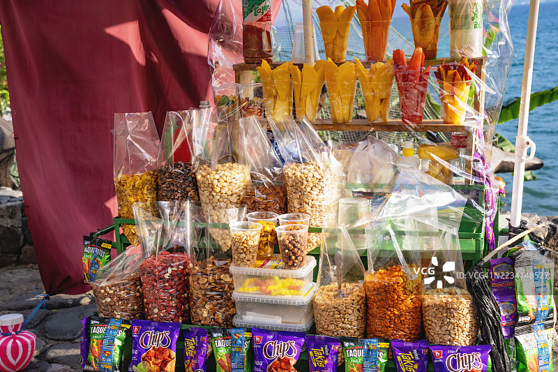 在危地马拉帕纳哈切尔的街头摊位出售小吃和新鲜水果图片素材