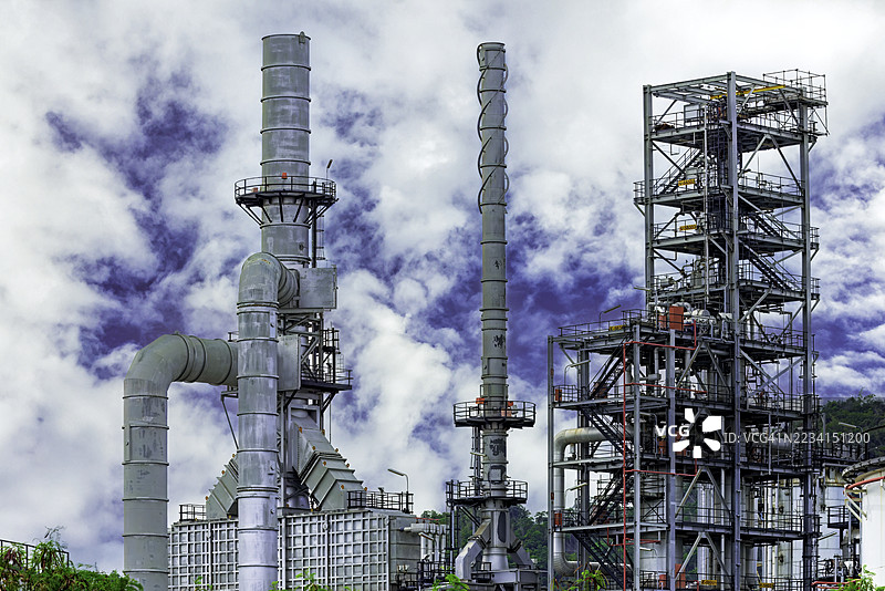 工厂的油炼厂鸟瞰图。图片素材