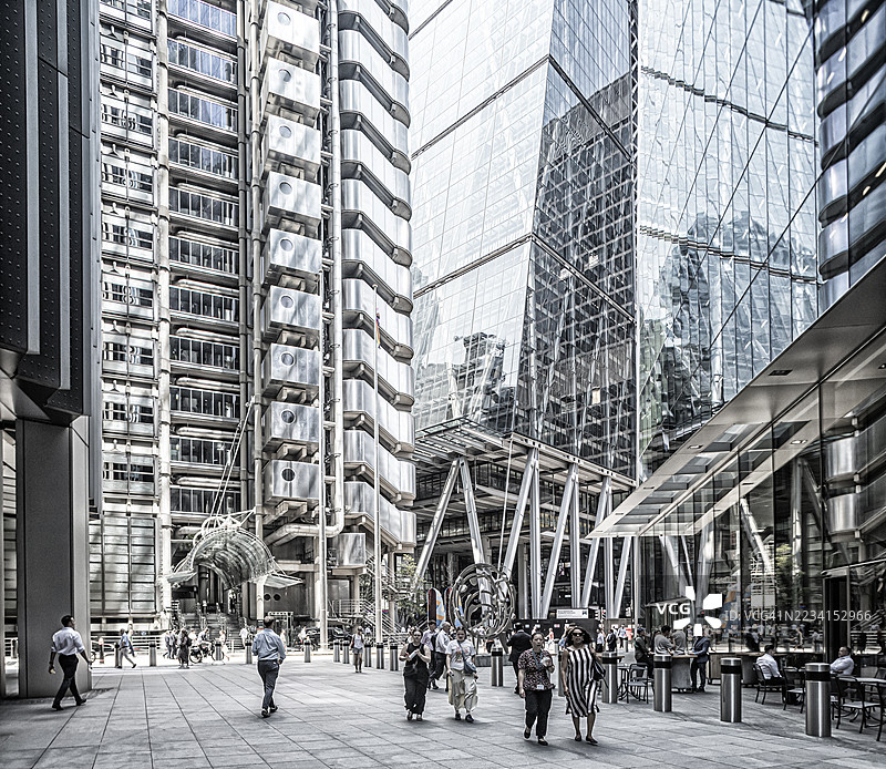 伦敦金融区，靠近劳埃德大厦和利登霍尔大厦的人们图片素材