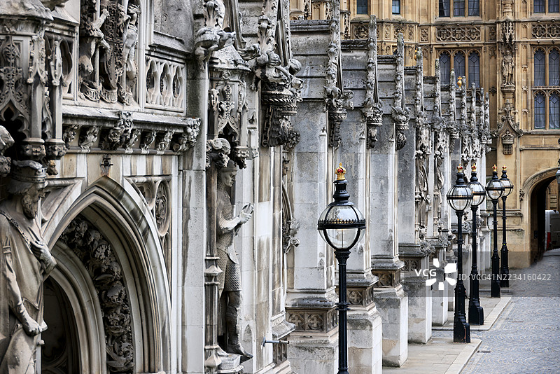 威斯敏斯特宫外的一排煤气灯图片素材