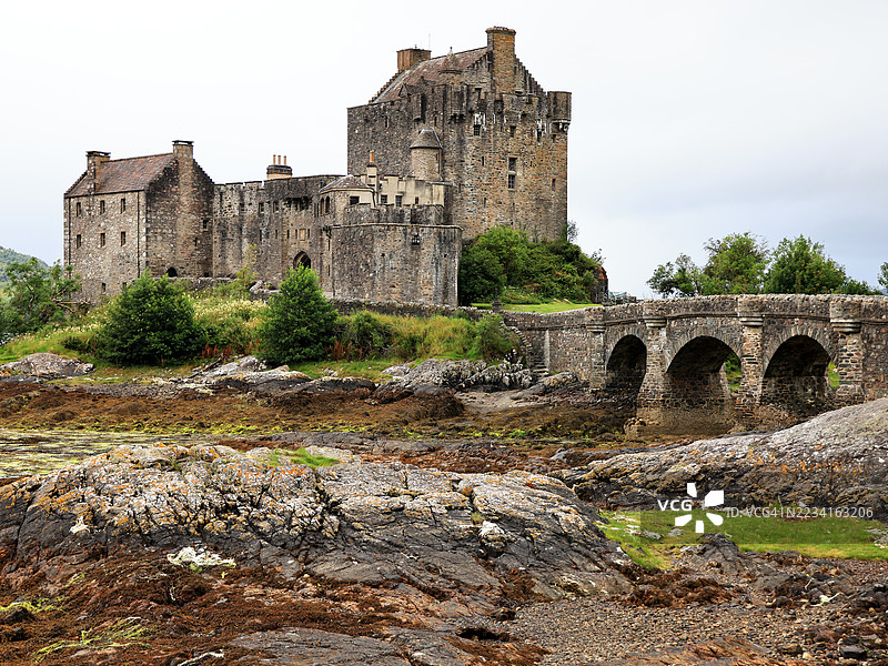 位于英国苏格兰斯凯岛上的小潮汐岛上的艾琳多南城堡图片素材