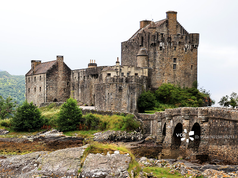 位于英国苏格兰斯凯岛上的小潮汐岛上的艾琳多南城堡图片素材