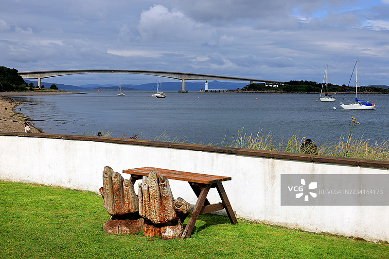 手形座椅的长椅和位于苏格兰天空岛的斯凯桥图片素材