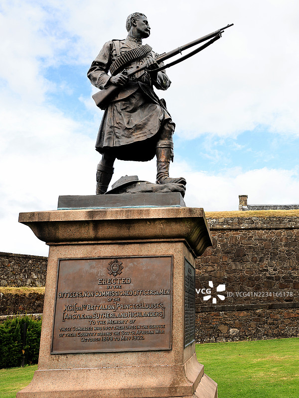 路易丝公主演的阿盖尔和萨瑟兰高地军团南非战争纪念碑（即布尔战争纪念碑），位于苏格兰斯特灵城堡前。图片素材
