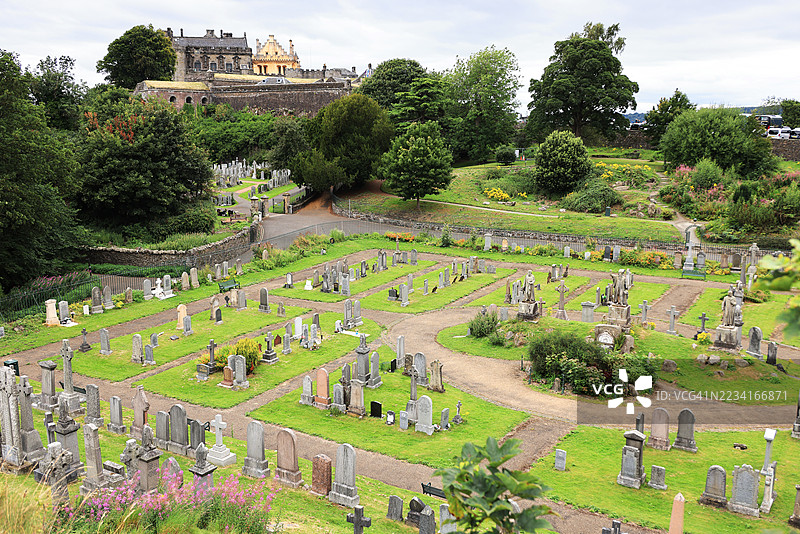 从斯特灵的圣鲁德教堂旧城区墓地俯瞰斯特灵城堡，苏格兰。图片素材