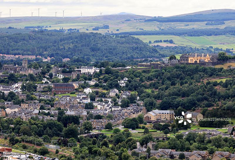 从苏格兰斯特林的国家华莱士纪念碑俯瞰斯特林城堡、圣鲁德教堂、斯特林镇和老斯特林桥。图片素材