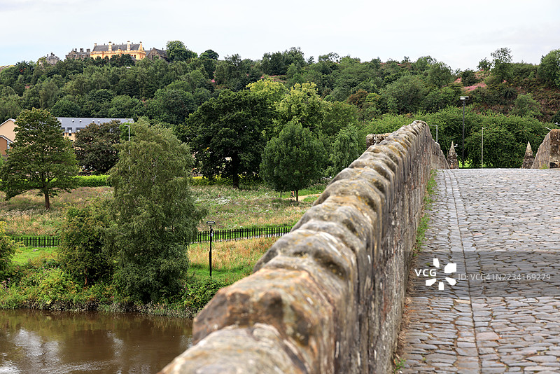 斯特林的斯特林老桥和斯特林城堡，位于苏格兰斯特林。图片素材