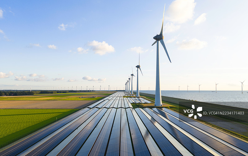 海岸线沿岸的风力涡轮机和太阳能电池板田野的航拍照片图片素材