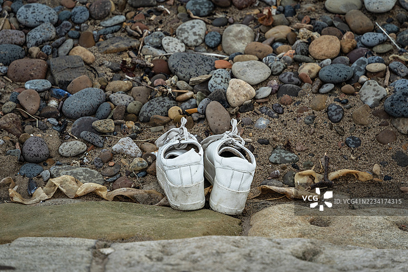 废弃的鞋子图片素材