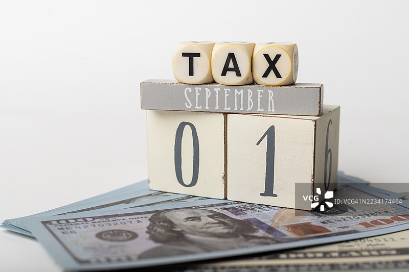 9月16日是报税准备日，展示了现金和日历。图片素材