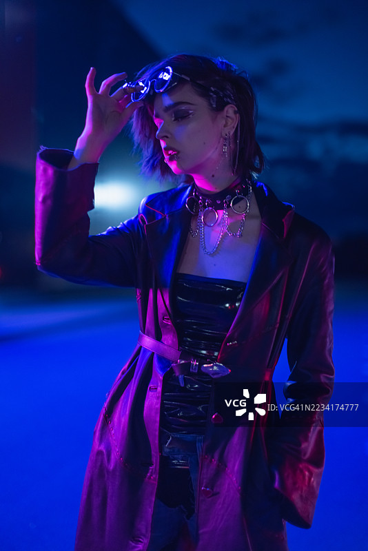 赛博朋克。霓虹灯。哥特风格。朋克。时尚模特。另类风格。图片素材