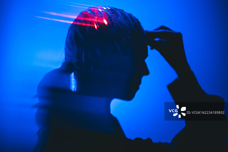 充满活力的抽象光线中的人像剪影，暗示着创新和思考，涉及大脑和认知功能的话题图片素材