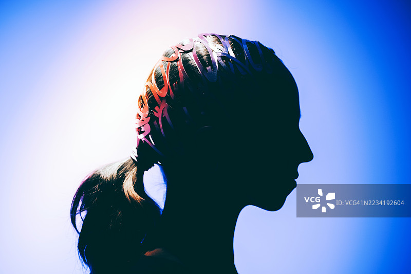 充满活力的抽象光线中的人像剪影，暗示着创新和思考，涉及大脑和认知功能的话题图片素材