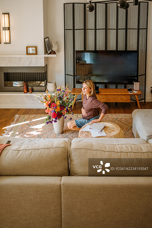 准妈妈正在布置花束，为家中带来和谐图片素材