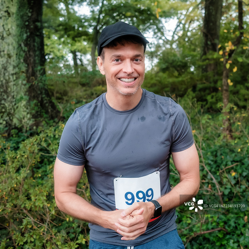 雨天户外比赛的男子肖像图片素材