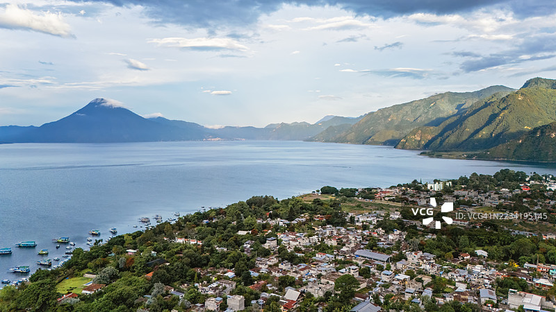 危地马拉阿蒂特兰湖和帕纳哈切尔的日出图片素材