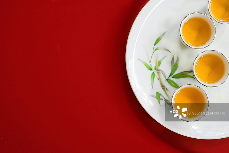 越南茶杯在白色和红色背景上图片素材