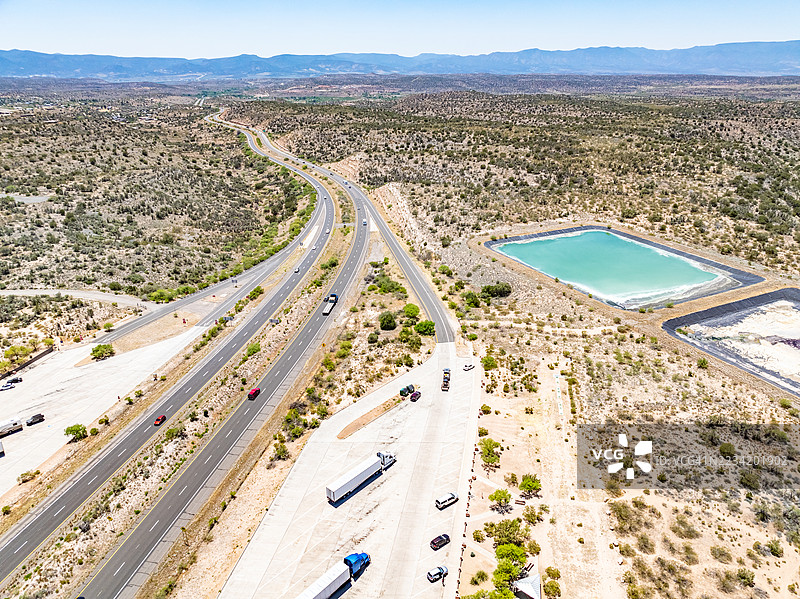 麦圭尔维尔休息区。亚利桑那州里姆罗克的州际公路I-17景观， 美国图片素材