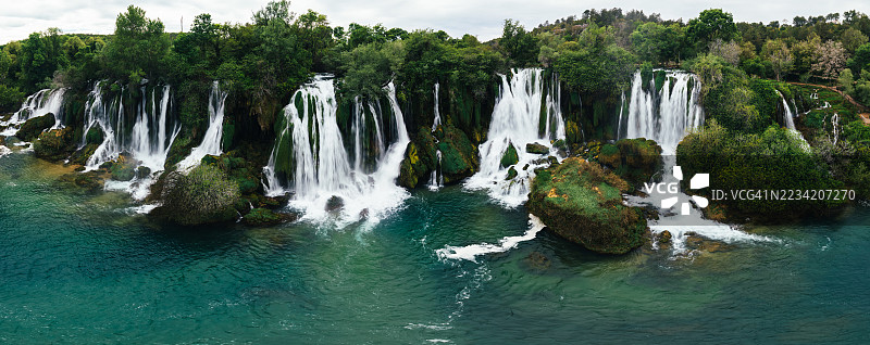 克拉维察瀑布，碧绿的水域和多重瀑布，波斯尼亚和黑塞哥维那赫尔采哥维纳-内雷特瓦州图片素材