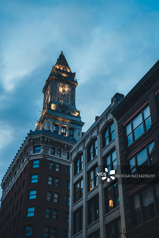波士顿，马萨诸塞州，美国的历史钟楼在黄昏时分被点亮图片素材