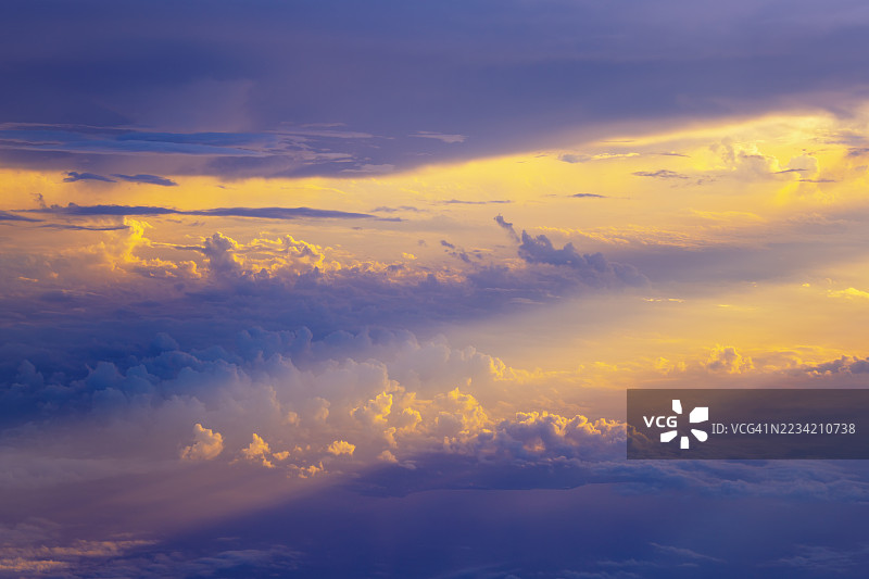 日出时分色彩斑斓的戏剧性天空与云彩图片素材